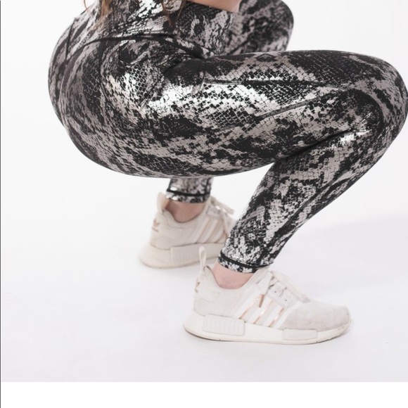 Curves N Combatboots V4 Black Mamba - Picture 5 of 6